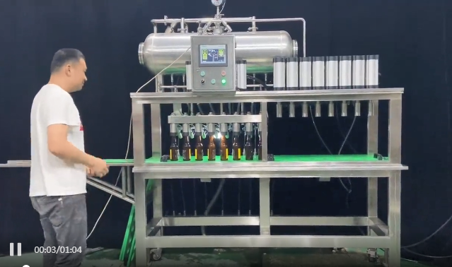 八頭玻璃瓶啤酒灌裝機試機！精釀啤酒灌裝壓蓋一體機—歡迎咨詢！